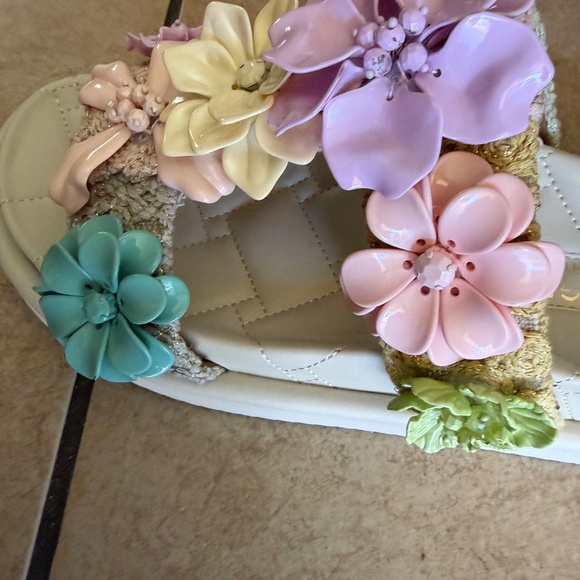 WOW....KURT GEIGER LONDON ORSON FLOWER SANDAL SZ 8.5(US). 39(EU) Orig. $260 - Picture 9 of 14